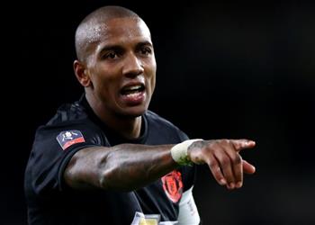 إنتر ميلان يحصل على موافقة أشلي يونج وينتظر مانشستر يونايتد