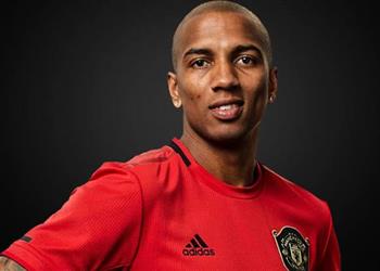 يونج يرفض تمديد عقده مع مانشستر يونايتد