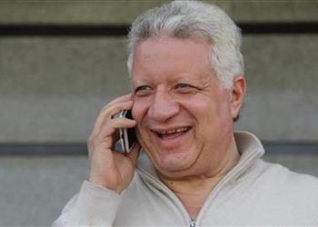 في غرفة الملابس مرتضى منصور يهنئ لاعبي الزمالك بعد الفوز أمام زيسكو