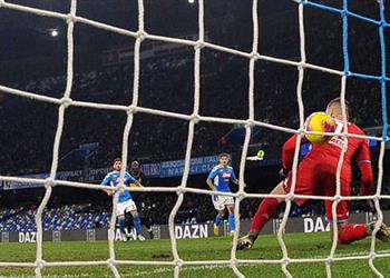 فيديو حارس نابولي يقع ضحية تسديدة لوكاكو