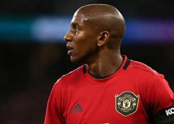 تقارير كريستال بالاس يدخل الصراع على ضم يونج من مانشستر يونايتد