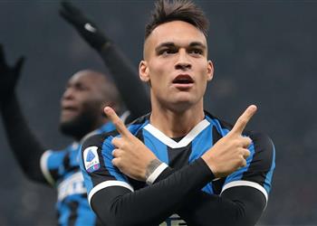 سواريز ي جبر برشلونة على مفاوضات مبكرة مع لاوتارو مارتينيز وعائق أمام حسم الصفقة