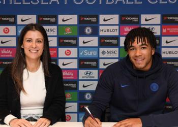 رسمي ا تشيلسي ي كافئ مدافعه ويجدد عقده