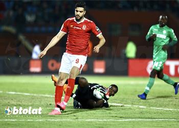 لاعب الزمالك السابق أزارو إضافة للأبيض ولكن أ فض ل كاسونجو وهذا هو الفرق بين مصطفى محمد والسعيد