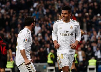 بالفيديو ثنائية كاسيميرو تؤمن الفوز لـ ريال مدريد أمام إشبيلية