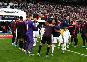 فيديو لاعبو الأندلس ي حي ون الأبطال ممر شرفي من إشبيلية لـ ريال مدريد بعد التتويج بالسوبر الإسباني