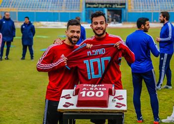 بيراميدز يحتفل بـ عبد الله السعيد بعد وصوله للهدف 100 في الدوري المصري