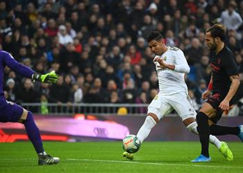 كاسيميرو يشيد بصانعي هدفيه أمام إشبيلية ويعلق على الفار