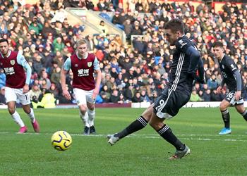 بالفيديو ليستر يسقط أمام بيرنلي بثنائية ويرفض هدية مانشستر سيتي في الدوري الإنجليزي