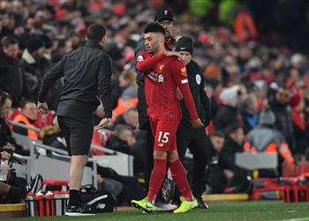 فيديو تشامبرلين ينفعل غاضب ا بعد استبداله في مباراة ليفربول ومانشستر يونايتد