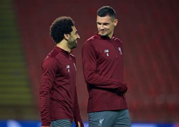 محمد صلاح يمازح لوفرين بعد هدفه وخلع قميصه في مباراة ليفربول ومانشستر يونايتد