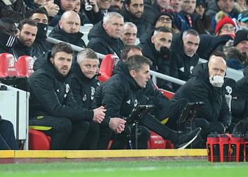 صورة مشادة بين كاريك ومشجعي ليفربول بعد هدف فان دايك في مانشستر يونايتد