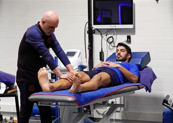 برشلونة يكشف تطورات حالة سواريز بعد جراحة الركبة