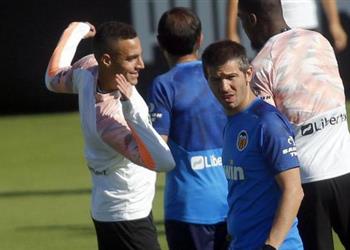 مدرب فالنسيا يعلق على أنباء مفاوضات برشلونة ومورينو