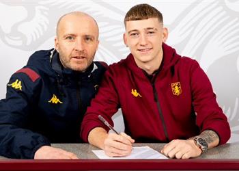 بعد إصابة م هاجمه بالصليبي أستون فيلا يتعاقد رسمي ا مع مهاجم برشلونة