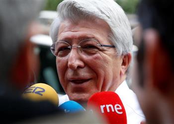 رئيس أتلتيكو مدريد يعلق على المفاوضات مع كافاني