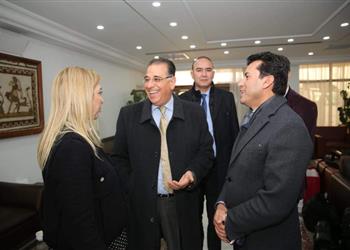 أشرف صبحي يصل تونس لمؤازرة منتخب مصر لليد في مواجهة الجزائر