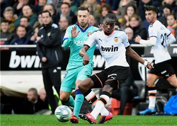 فيديو جوردي ألبا يسجل بالخطأ في مرماه وفالنسيا يتقدم على برشلونة