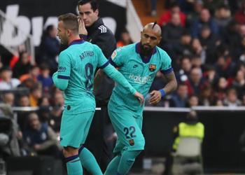 مدرب برشلونة يرفض التعليق على مستقبل فيدال وكارليس بيريز