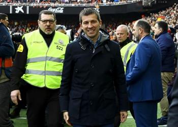 مدرب فالنسيا يوضح رأيه في أخطاء التحكيم ويعلق على اقتراب رودريجو من برشلونة