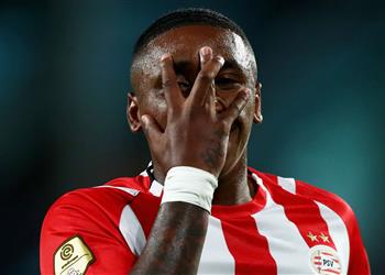 توتنهام يفاوض آيندهوفن لضم لاعب هولندي