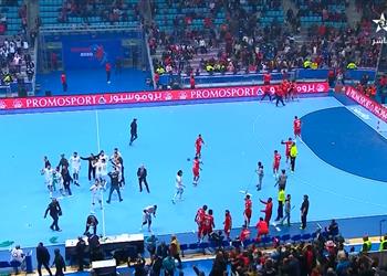 بالفيديو مشجع تونسي يعتدي على لاعب منتخب مصر والحكم يوقف مباراة نهائي أمم إفريقيا لكرة اليد