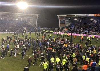 بالفيديو اقتحام جماهير شروزبري لملعب المباراة احتفالا بالتعادل أمام ليفربول