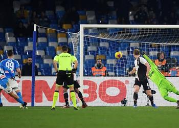 فيديو يوفنتوس يرفض هدية إنتر ويسقط بثنائية أمام نابولي في الدوري الإيطالي