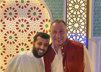 الخطيب يطمئن على تركى آل الشيخ بعد الجراحة