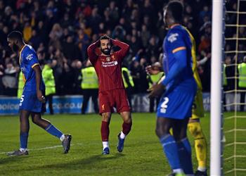 صورة لقطة ساذجة لـ محمد صلاح أمام شروزبري مرر الكرة للاعب مستبدل