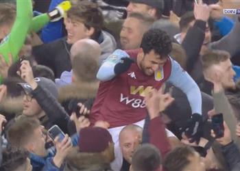 بالفيديو تريزيجيه فوق الأعناق جماهير أستون فيلا تقتحم الملعب احتفال ا بهدف ابن مصر القاتل
