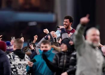 ردود أفعال جماهير أستون فيلا على تريزيجيه بعد هدفه في ليستر سيتي ما بين الملك المصري وموسيقى تيتانيك