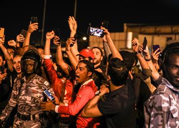 جماهير الأهلي تؤازر بعثة الفريق فور وصولها للسودان قبل مواجهة الهلال وتأمين أمني مشدد