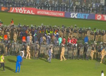 بالفيديو إيقاف مباراة الأهلي والهلال السوداني بسبب شغب الجماهير واقتحام الملعب