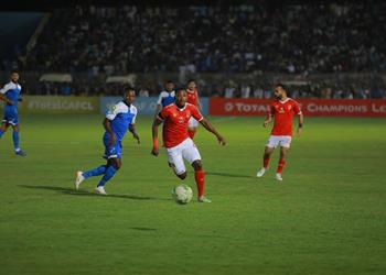 بعد 100 دقيقة من انتهاء المباراة بعثة الأهلي تغادر ملعب الهلال السوداني