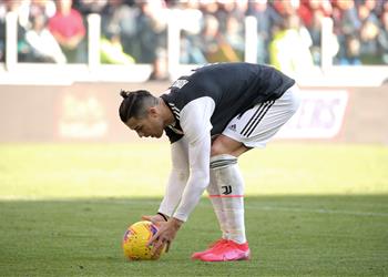 بالفيديو بعدما استفزه قبل المباراة كريستيانو رونالدو يعاقب حارس فيورنتينا