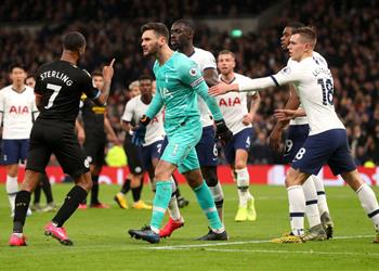 بالفيديو الفار يمنح مانشستر سيتي ركلة جزاء بعد 3 دقائق من استمرار اللعب ومورينيو يضحك ساخر ا