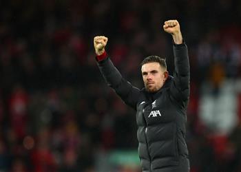 محلل إنجليزي بعد تمريرته السحرية لـ محمد صلاح هندرسون يستحق لاعب العام في إنجلترا