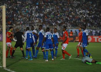 الهلال يشكو حكم مباراة الأهلي رسمي ا ويخاطب كاف للرد على أحداث الشغب