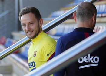 إشبيلية يلمح إلى عودة راكيتيتش من برشلونة في الصيف