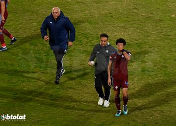 صور إصابة عمر جابر في مباراة الأهلي وبيراميدز واستبداله بـ العيوني