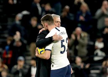 توتنهام ي كافئ م هاجمه الشاب ويقرر تمديد عقده رسمي ا