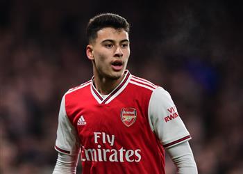 مارتينيلي قضيت 15 يوم ا في برشلونة قبل الانتقال إلى آرسنال وفاتي ساعدني كثير ا