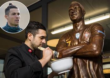 بالصور رونالدو بالشيكولاتة شيف سويسري يستغرق 200 ساعة لصنع تمثال الدون