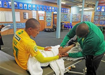 قبل مواجهة الأهلي الوداد يتمنى شفاء لاعب صن داونز وموسيماني يرد