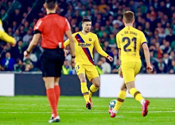 بالفيديو في 3 دقائق الحكم يطرد نبيل فقير ولينجليه بمباراة برشلونة وريال بيتيس