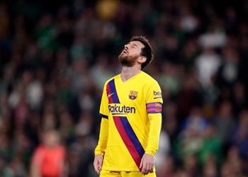 بالفيديو ميسي يحتج على حكم مباراة برشلونة وريال بيتيس بعد نهاية المواجهة