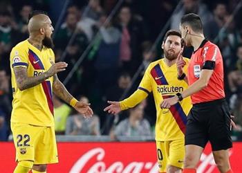 حكم مباراة برشلونة وريال بيتيس يتجاهل الحديث عن أخطائه تعلمت أشياء جديدة