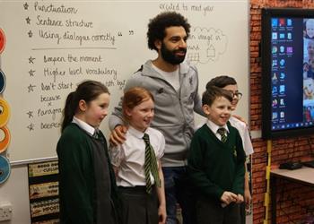 محمد صلاح يزور مدرسة في ليفربول والمدير يؤكد الأطفال كانوا متحمسون لرؤية الخارق للعادة