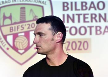 سكالوني ميسي يشعر بالراحة مع الأرجنتين كما هو الحال في برشلونة